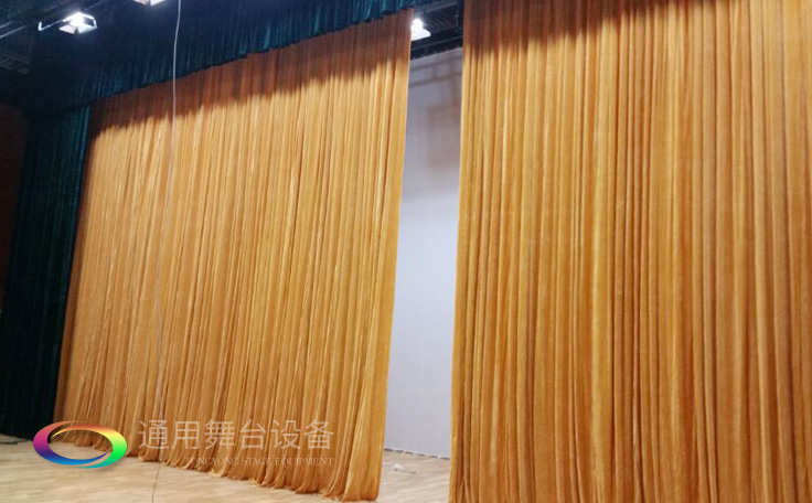 舞臺大幕舞臺阻燃幕布www.tywt.cn、二、三道幕等分割表演區(qū)域，移換場景不間斷