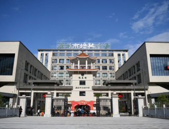 通用舞臺吊桿承接廣州市培英中學(xué)，大屏幕顯示系統(tǒng)、音頻擴(kuò)聲系統(tǒng)、燈光系統(tǒng)、舞臺吊桿及機(jī)械等多系統(tǒng)相互協(xié)作