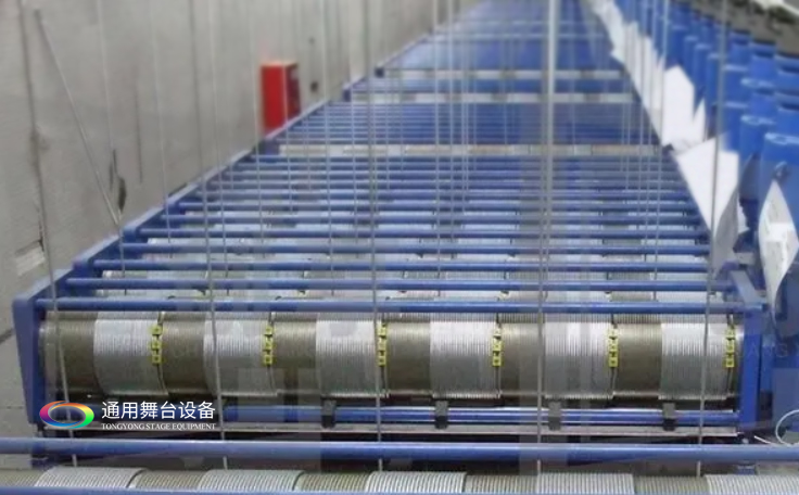 單層纏繞舞臺(tái)吊桿機(jī)（定制型）：行程檢測、沖頂保護(hù)、松疊繩保護(hù)、超載保護(hù)、變頻調(diào)速、單、多臺(tái)編組運(yùn)行