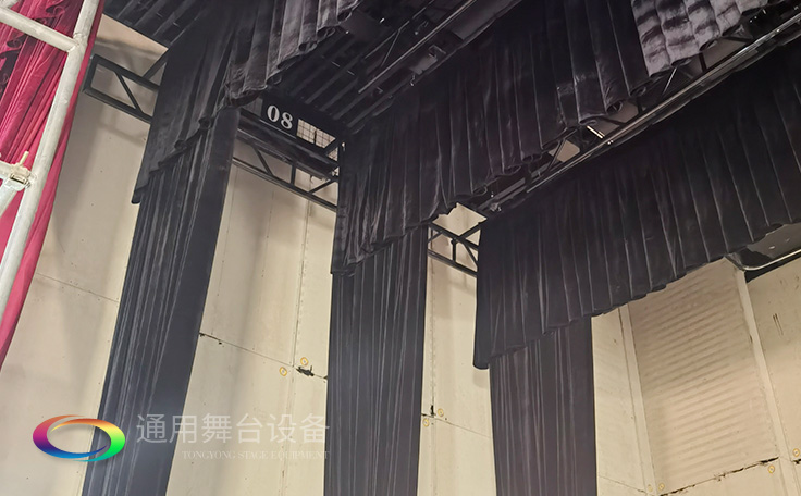 設(shè)置在舞臺(tái)上空，以金屬排架懸掛燈具的設(shè)備——燈光吊架Side lighting ladder通用舞臺(tái)吊桿